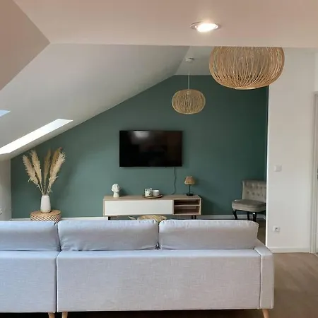 Un Petit Coin Sous Les Toits 埃佩尔奈